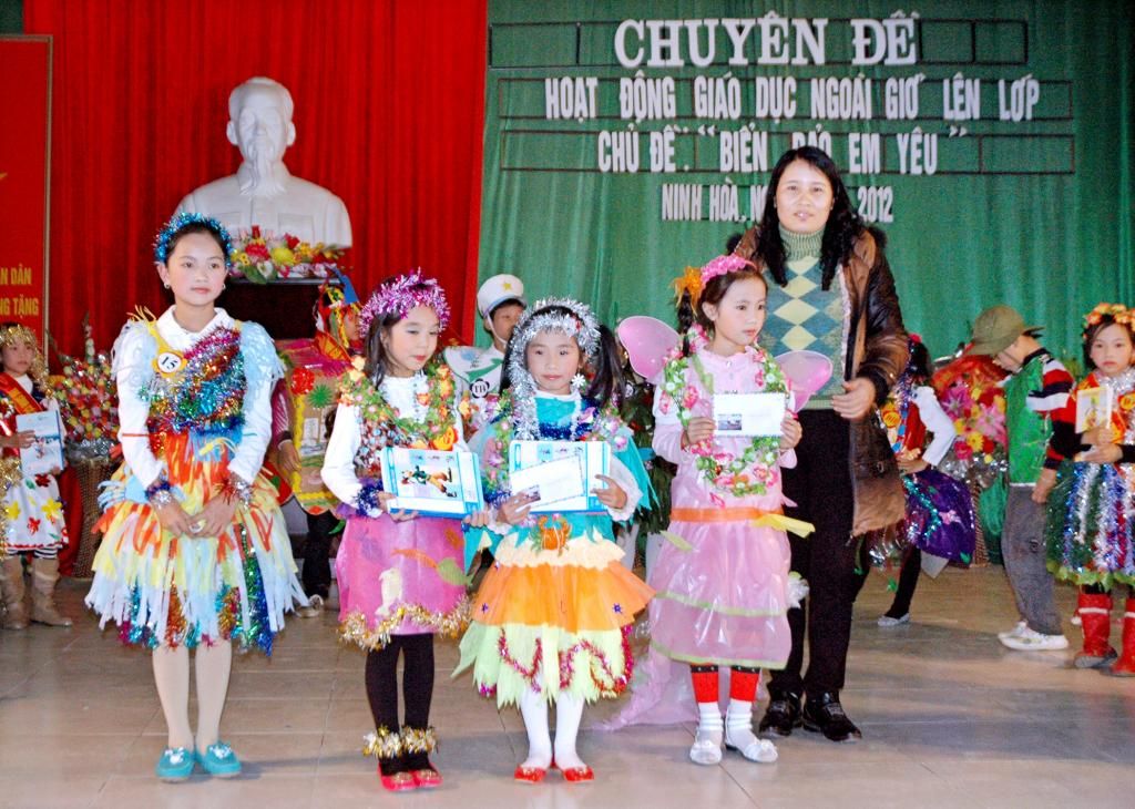 Cô Nguyễn Thị Vui Hiệu trưởng nhà trường trao giải cho thí sinh đạt giả ba trong phần trình diễn trang phục